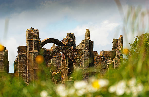 линдисфарн монастырь - lindisfarne стоковые фото и изображения