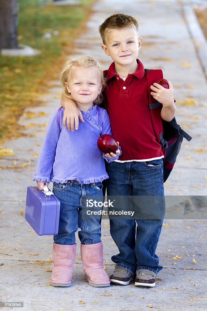 Enfants aller à l'école - Photo de Amitié libre de droits