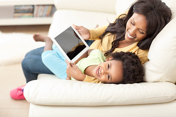 mãe e filha usando computador tablet. - laptop women child digital tablet imagens e fotografias de stock