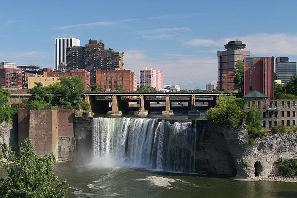 el área de las cataratas de vista de los edificios de la ciudad de rochester nueva york - rochester estado de nueva york fotografías e imágenes de stock