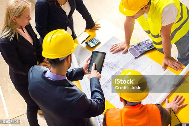 Bauarbeiter Und Computer Stockfoto und mehr Bilder von Baustelle - Baustelle, Baugewerbe, Offizielles Treffen