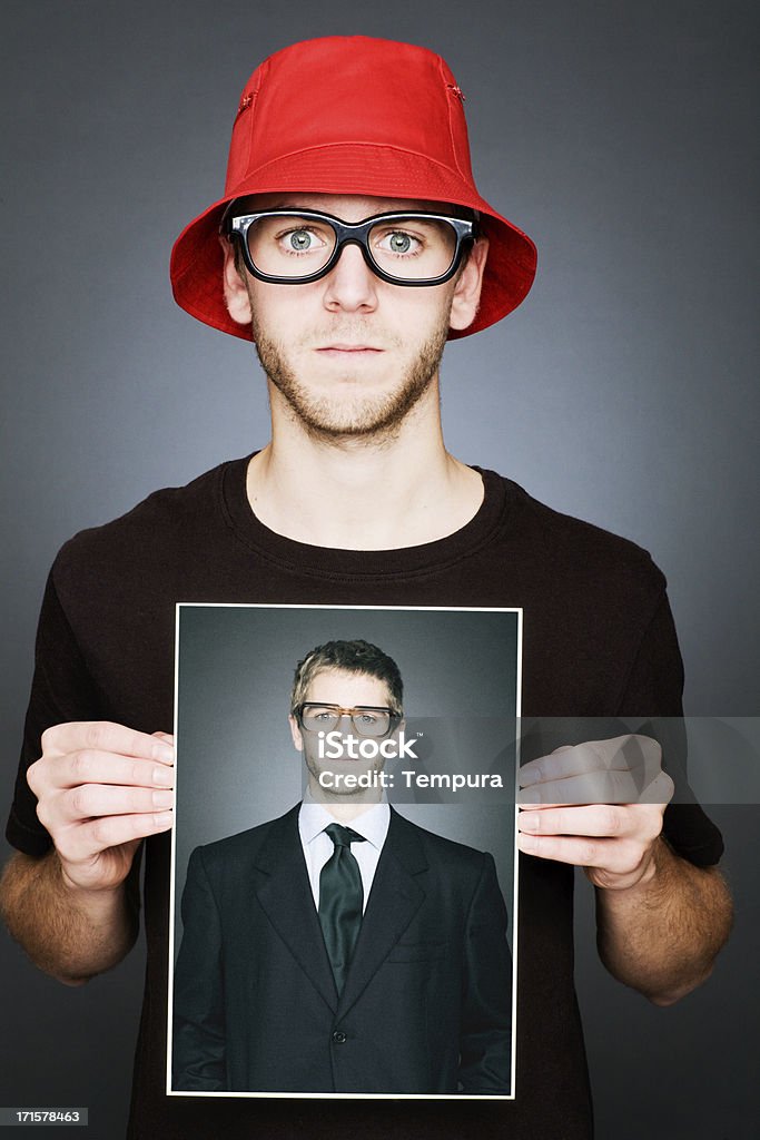 Homem casual e roupa formal, apresentando uma impressão de si próprio. - Royalty-free 20-24 Anos Foto de stock