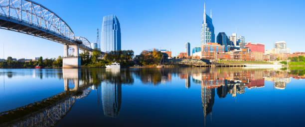 panorama di nashville riflette nel fiume cumberland - architecture bright vibrant color brilliant foto e immagini stock