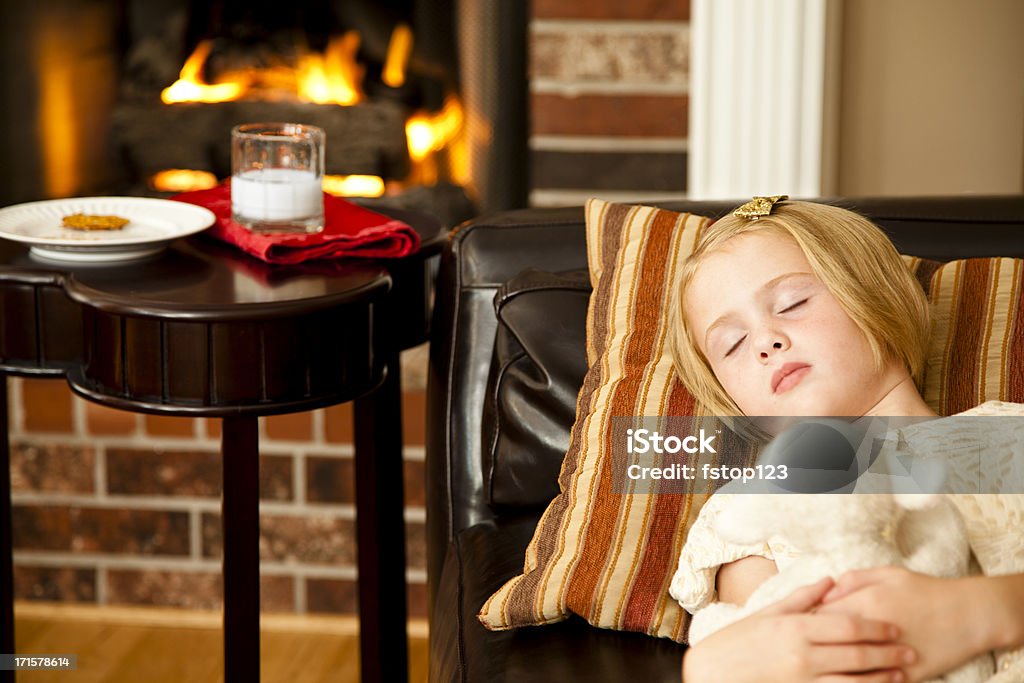 Kekse und Milch gesampelter von Santa in der Nähe Schlafen Kind - Lizenzfrei 6-7 Jahre Stock-Foto