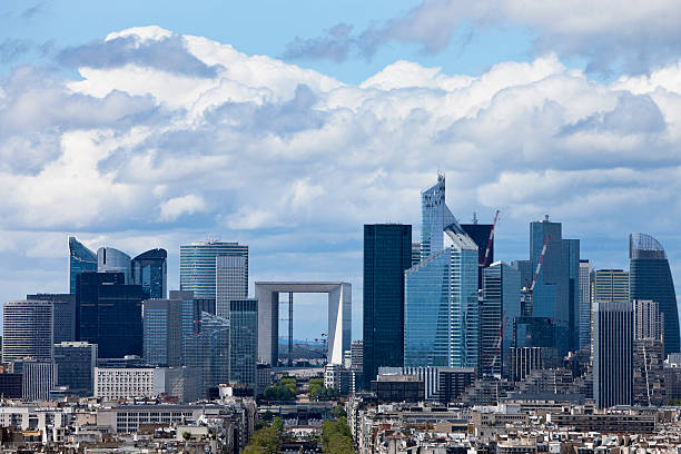 wolken über geschäftsviertel la defense, paris, frankreich - paris france arc de triomphe france french culture stock-fotos und bilder