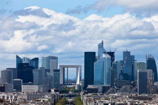 Nubes sobre La Défense distrito financiero en París, Francia photo