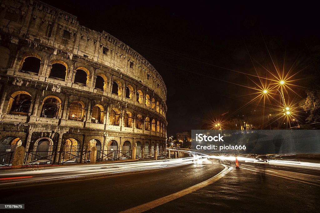 Anfiteatro Flavian Coliseu de Roma, à noite - Foto de stock de Anfiteatro royalty-free