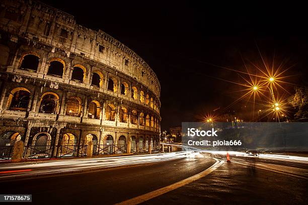 Flavian Anfiteatro Coliseu De Roma À Noite - Fotografias de stock e mais imagens de Anfiteatro - Anfiteatro, Noite, Antigo