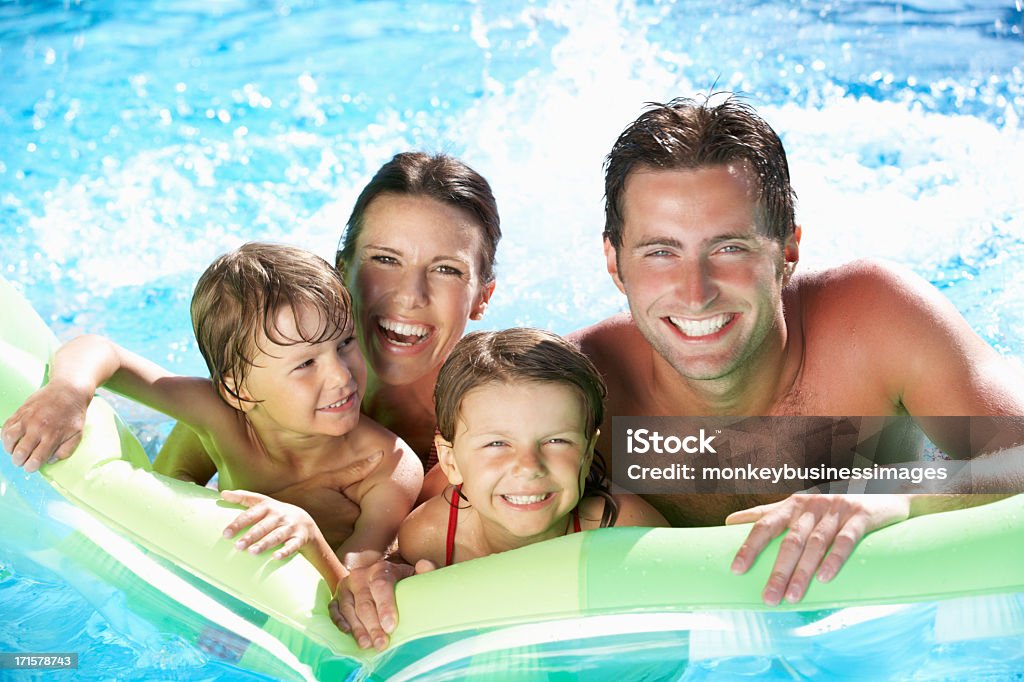 Vacaciones en familia en la piscina - Foto de stock de Piscina libre de derechos