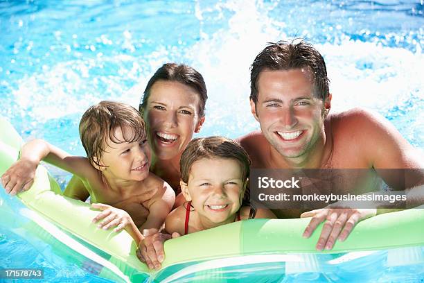 Vacaciones En Familia En La Piscina Foto de stock y más banco de imágenes de Piscina - Piscina, Familia, Diversión