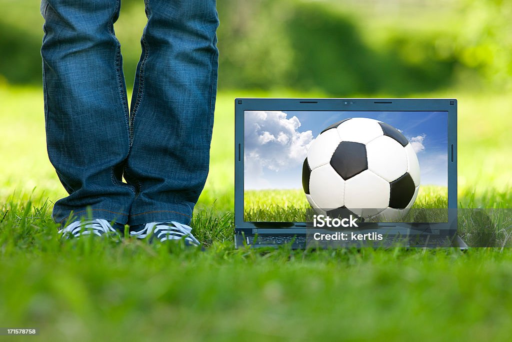 Ordinateur sur l'herbe - Photo de Football libre de droits