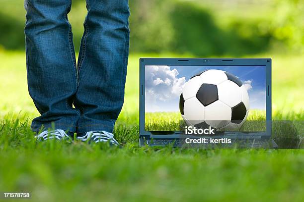 컴퓨터 터치스크린을 사용하는 두 아이 축구에 대한 스톡 사진 및 기타 이미지 - 축구, 환경 문제, 공-스포츠 장비