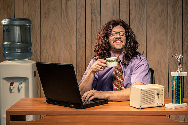 trabalhador de escritório com computador sorrindo alegre-tech homem - computer programmer laptop men nerd - fotografias e filmes do acervo