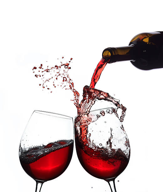 rotwein spritzendes wasser - wine wineglass red wine pouring stock-fotos und bilder