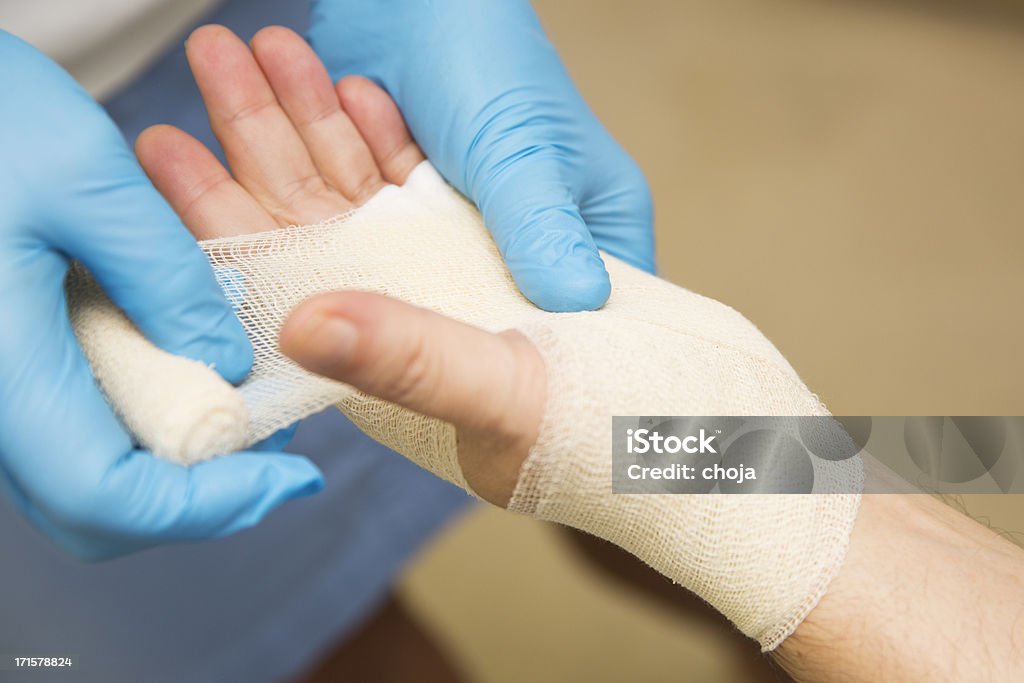 Krankenschwester behandeln Patienten nach Sehnenscheidenentzündung Betrieb - Lizenzfrei Verbandskasten Stock-Foto