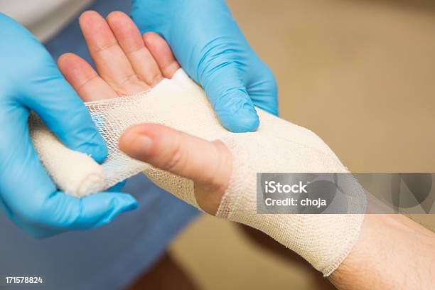 Krankenschwester Behandeln Patienten Nach Sehnenscheidenentzündung Betrieb Stockfoto und mehr Bilder von Verbandskasten