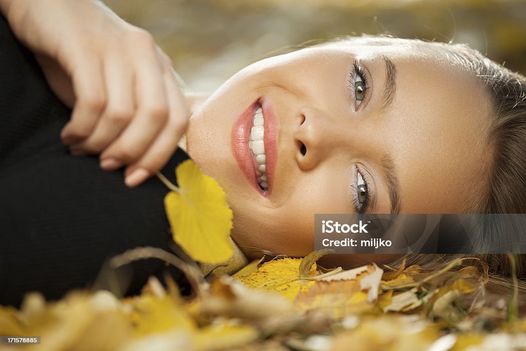 Moda ragazza godendo nel parco in autunno - Foto stock royalty-free di Adulto