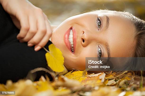 Moda Ragazza Godendo Nel Parco In Autunno - Fotografie stock e altre immagini di Adulto - Adulto, Allegro, Ambientazione esterna