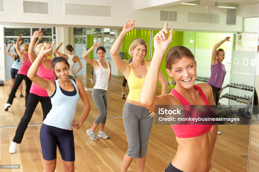 Mulheres fazendo uma aula na academia de ginástica - Foto de stock de Dançar royalty-free
