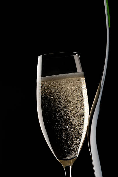 ボトルシャンパングラスと空白の背景に黒色の背景 - champagne celebration glass black ストックフォトと画像
