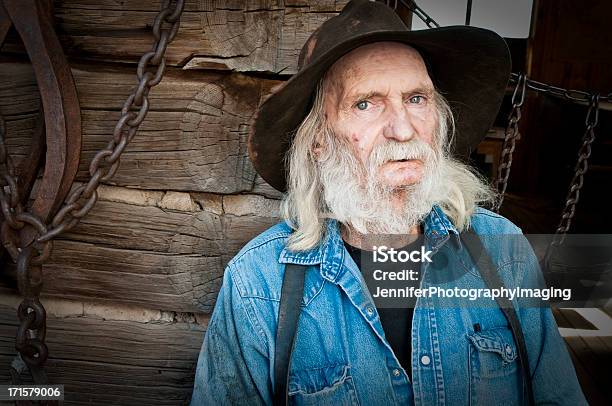 Foto de Caubói e mais fotos de stock de 65-69 anos - 65-69 anos, Abrigo de Jardim, Acabado