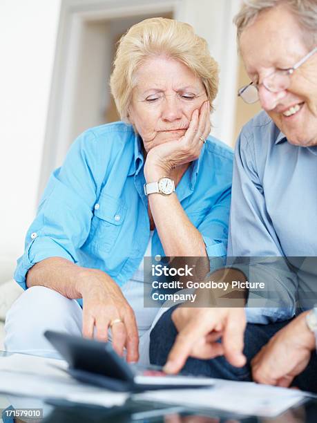 年配のカップルが自宅でアカウントを計算 - 50代のストックフォトや画像を多数ご用意 - 50代, クレジットカード, コンセプト