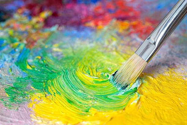 pincel de pintura a óleo em uma paleta de cores clássicas - paintbrush artist paint painting - fotografias e filmes do acervo