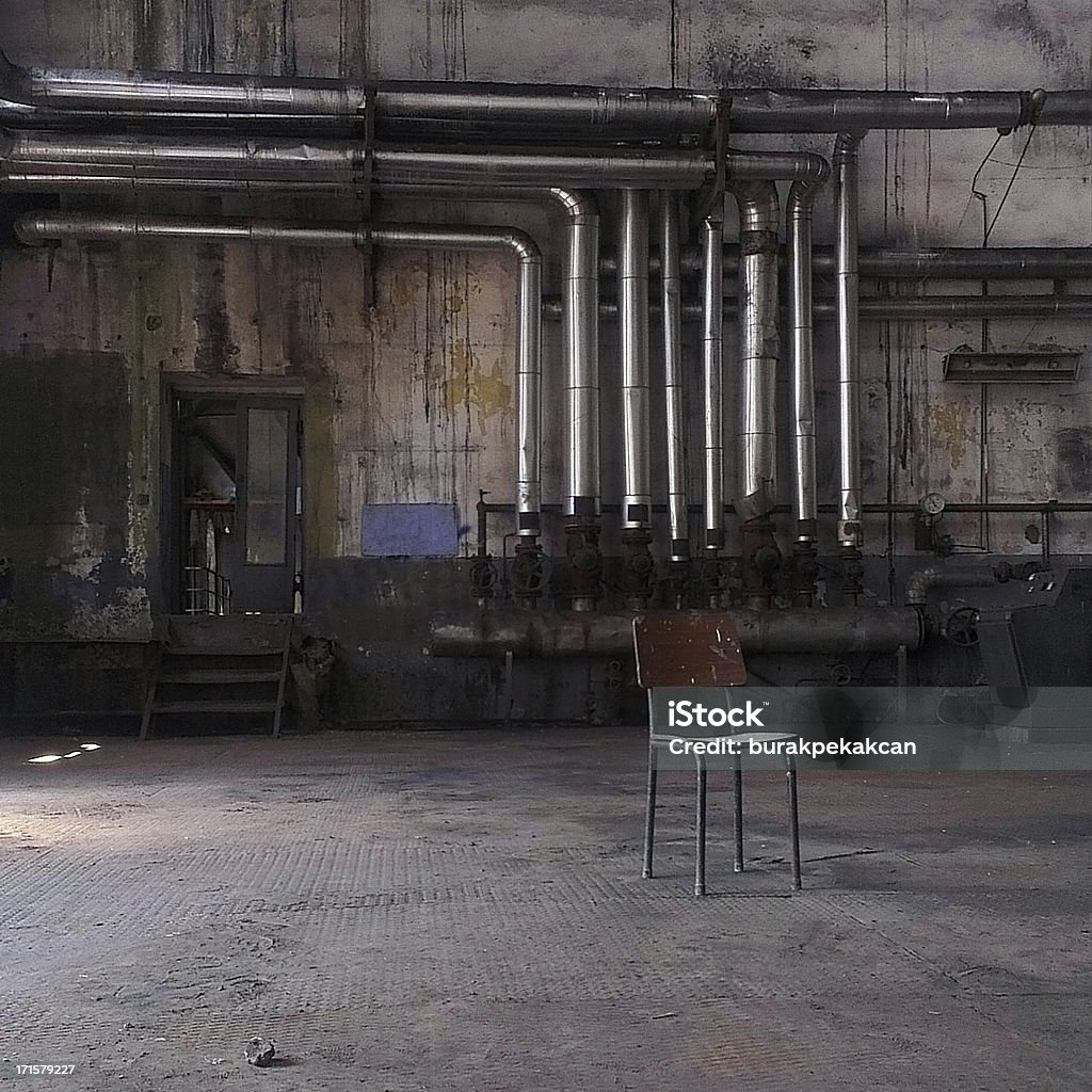 Chair in an 포기됨 공장, 이스탄불, 터키 - 로열티 프리 공장-산업 건물 스톡 사진