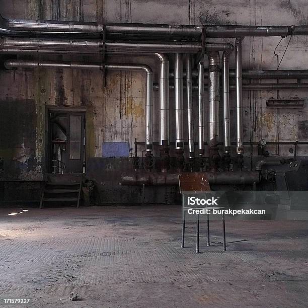 Chair In An 포기됨 공장 이스탄불 터키 공장-산업 건물에 대한 스톡 사진 및 기타 이미지 - 공장-산업 건물, 담-경계, 실내