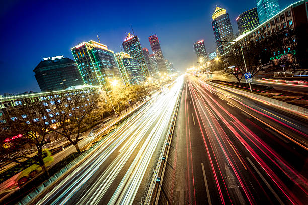 tráfico de la ciudad de noche - shanghai car speed driving fotografías e imágenes de stock