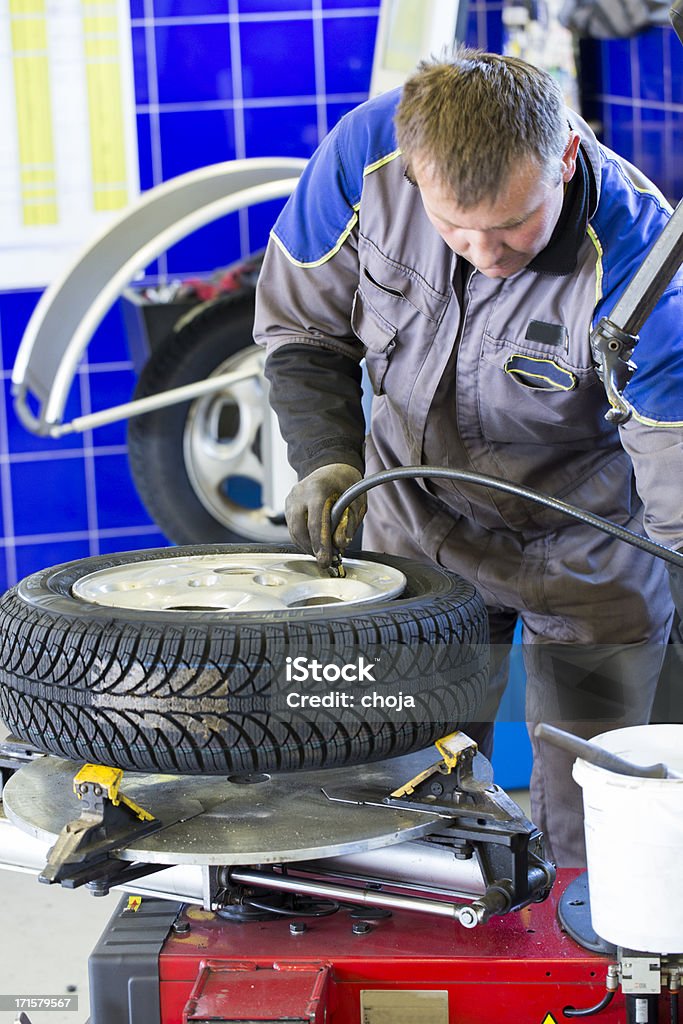 Na auto repair shop.tire test.changing de pressão de Pneu - Royalty-free Encher - Mudar de Forma Foto de stock