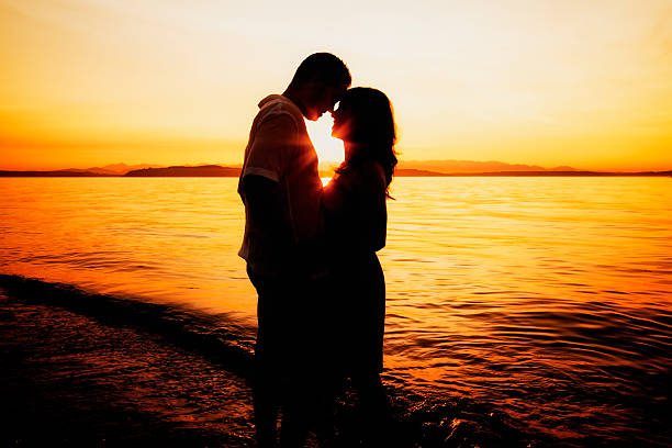romantyczna para sylwetka na zachód słońca - alki beach zdjęcia i obrazy z banku zdjęć