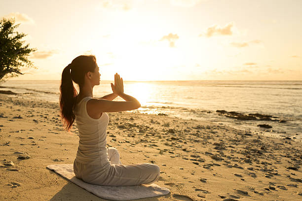 morgen-yoga am strand - zen like nature breathing exercise sitting stock-fotos und bilder