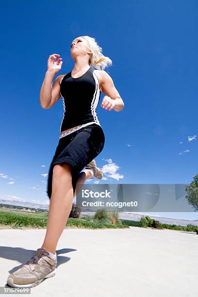 Foto de Runner e mais fotos de stock de Adulto - Adulto, Atividade, Atividade Recreativa