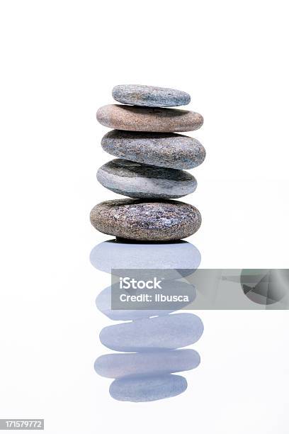 Zen Balance Steine Studioaufnahme Auf Weiss Mit Reflektion Stockfoto und mehr Bilder von Buddhismus