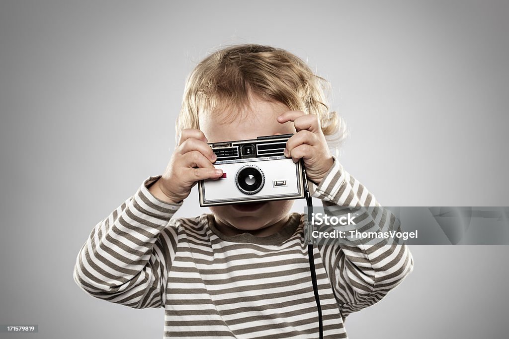 Niña con cámara vintage - Foto de stock de 2-3 años libre de derechos