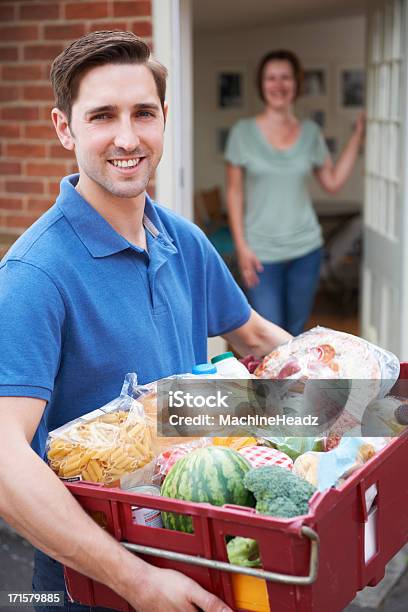 Driver Di Consegna Alimentari Online Ordine - Fotografie stock e altre immagini di Consegnare - Consegnare, Generi alimentari, Acquisti a domicilio
