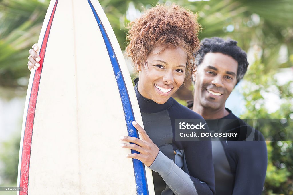 Hombre y mujer surfers - Foto de stock de 25-29 años libre de derechos