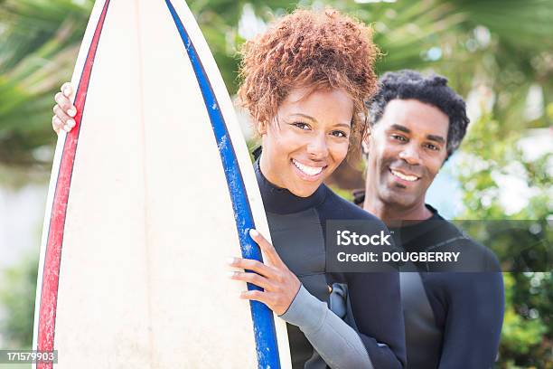 Hombre Y Mujer Surfers Foto de stock y más banco de imágenes de 25-29 años - 25-29 años, Actividad, Adulto