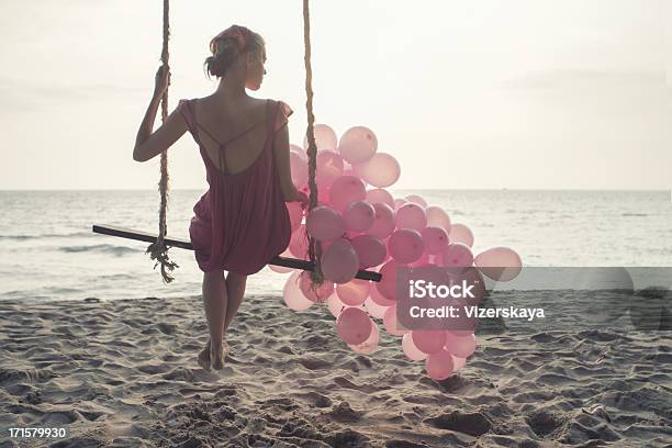 아름다운 여자대표 At 흔들리다 핑크색 풍선 그네에 대한 스톡 사진 및 기타 이미지 - 그네, 풍선, 분홍