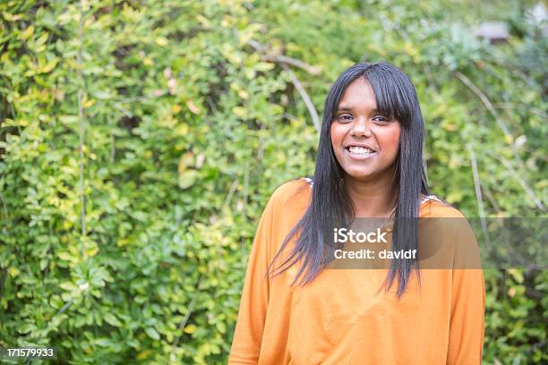 Photo libre de droit de Femme Souriant Aborigène Daustralie banque d'images et plus d'images libres de droit de Ethnie aborigène australienne - Ethnie aborigène australienne, Adolescent, Culture aborigène