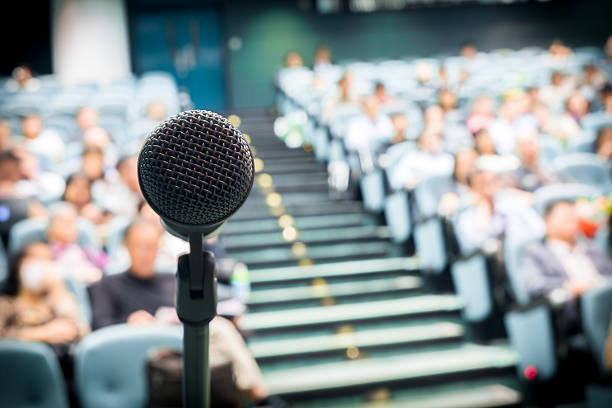 micrófono con multitud - lecture hall audio fotografías e imágenes de stock