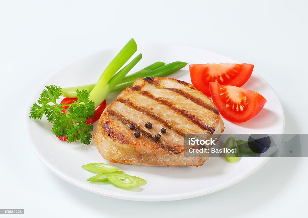 Carne de cerdo asado con adorno de verduras en un plato - Foto de stock de Carne de cerdo libre de derechos