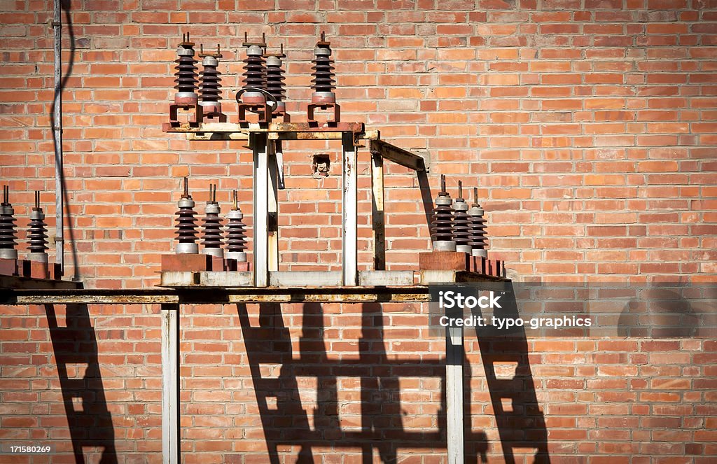 Detalle de una antigua transformador de alto voltaje - Foto de stock de Dañado libre de derechos
