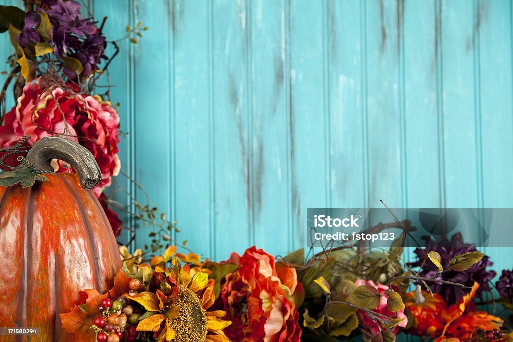 Automne fond bleu avec des fleurs et de citrouille. bouquet de fleurs automne. - Photo de Automne libre de droits