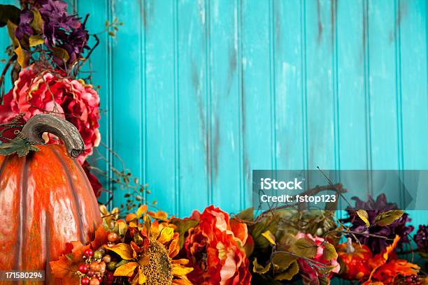 Photo libre de droit de Automne Fond Bleu Avec Des Fleurs Et De Citrouille Bouquet De Fleurs Automne banque d'images et plus d'images libres de droit de Automne