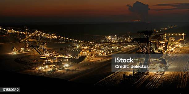 Бурый Уголь Opencast Mining На Ночь — стоковые фотографии и другие картинки Горнодобывающая промышленность - Горнодобывающая промышленность, Ночь, Лента конвейера