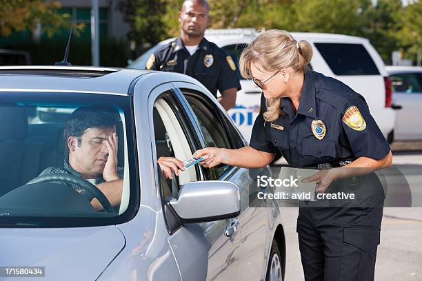 Oficial De Policía De Tráfico Lo Parada Foto de stock y más banco de imágenes de Cuerpo de policía - Cuerpo de policía, Stop - Palabra en inglés, Tráfico