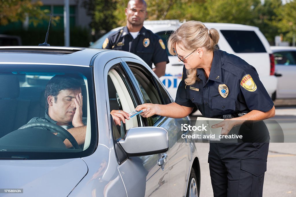 Ufficiale di polizia traffico che arresto - Foto stock royalty-free di Forze di polizia