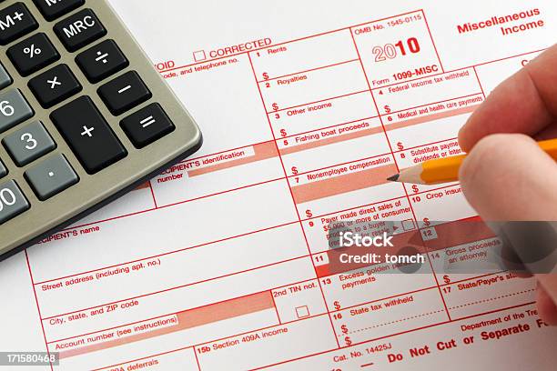 Forma 1099 Varios Para 2010 Con Lápiz En La Calculadora Y Foto de stock y más banco de imágenes de Formulario - Documento